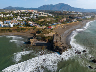 vista de la torre de la sal en la playa del municipio de Casares, Andalucía