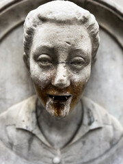 statue depicting a woman with a fountain in her mouth without water