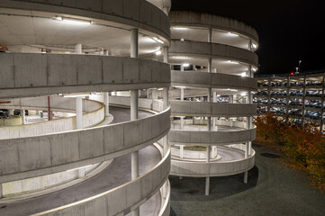 Futuristisches Parkhaus.