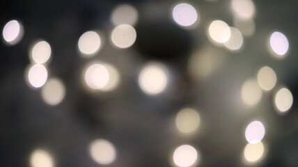 Luces bokeh de color blanco sobre fondo oscuro