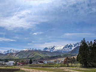 信州春の風景　残雪残る北アルプス