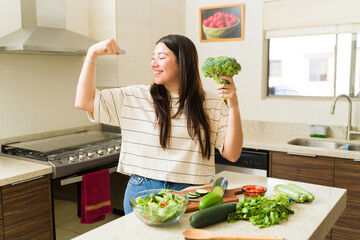 Obraz na płótnie Canvas Strong woman with a healthy vegetarian lifestyle