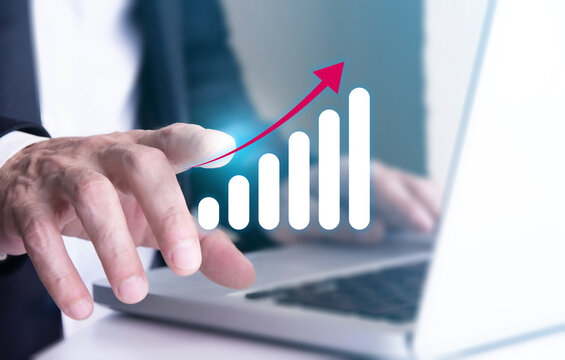 uomo d'affari al computer seleziona con dito pannello di controllo, economia, finanza, analisi dati