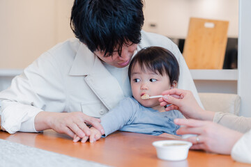 家で離乳食を食べる子供