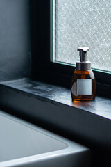 ラグジュアリーなバスルームの窓際にあるボディソープ