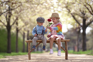 zwei Kinder auf einer Parkbank
