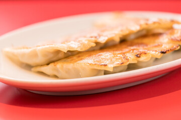 美味しい焼き餃子の料理の写真