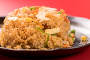 おいしい醤油チャーハン料理のアップ写真