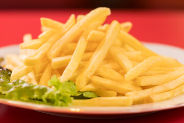 美味しいフライドポテトとサラダの料理