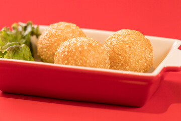 おいしい中華風胡麻団子料理のアップ写真