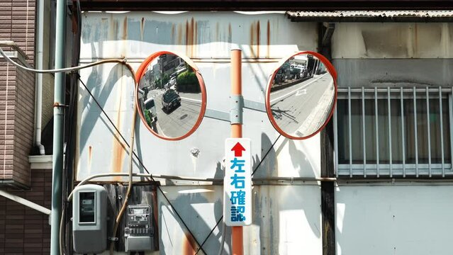 ミラーに映る走行車