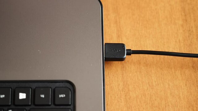 ケーブルをパソコンから抜く動画素材