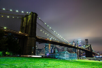 Fototapeta premium Brooklyn Bridge and Manhattan at night