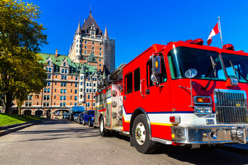 Fototapeta na wymiar Fire engine truck, Frontenac Castle in Quebec