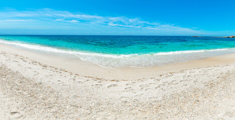 Fototapeta premium Turquoise water in Arutas beach on a sunny day