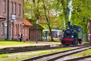Bahnhof in Haselünne/ Emsland mit dem histrorischen Museumszug vor dem Bahnhofsgebäude. Aufnahme...