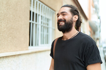Obraz premium Young hispanic man smiling confident looking to the side at street