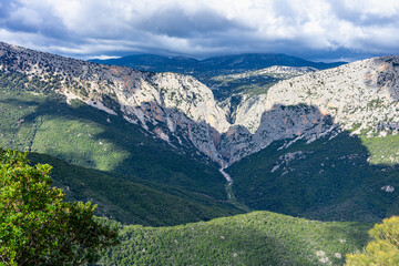 Wanderurlaub auf Sardinien, Italien: Wandern im Supramonte Gebirge, Gorropu Schlucht - spektakuläre Ausblicke in eine Schlucht