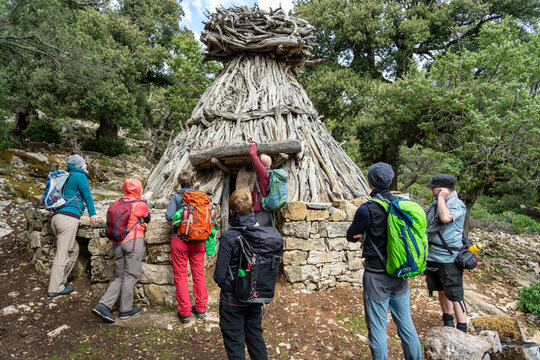 Wanderurlaub auf Sardinien, Italien: Wandern im Supramonte Gebirge, Gorropu Schlucht - typische, traditionelle Schäferhütten, pinnettas, cuiles 