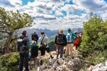 Wanderurlaub auf Sardinien, Italien: Wandern einer Gruppe im Supramonte Gebirge, Gorropu Schlucht - spektakuläre Ausblicke - obrazy, fototapety, plakaty