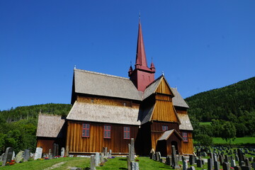 Fototapeta na wymiar Eglise norvégienne en bois debout