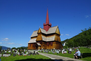 Fototapeta na wymiar Eglise norvégienne en bois debout