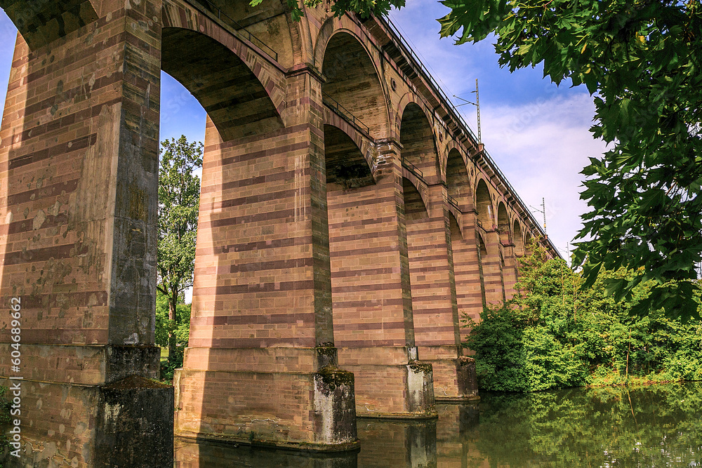 Wall mural Der Eisenbahnviadukt Enzviadukt über den Fluss Enz in der Stadt Bietigheim-Bissingen, Baden Württemberg, Deutschland, Europa.