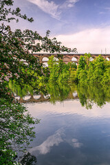 Der Eisenbahnviadukt Enzviadukt über den Fluss Enz in der Stadt Bietigheim-Bissingen, Baden...