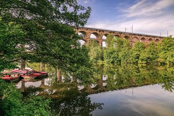 Der Eisenbahnviadukt Enzviadukt über den Fluss Enz in der Stadt Bietigheim-Bissingen, Baden...