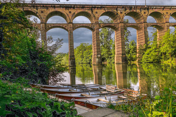 Der Eisenbahnviadukt Enzviadukt über den Fluss Enz im Vordergrund schwimmene Boote in der Stadt Bietigheim-Bissingen, Baden Württemberg, Deutschland, Europa