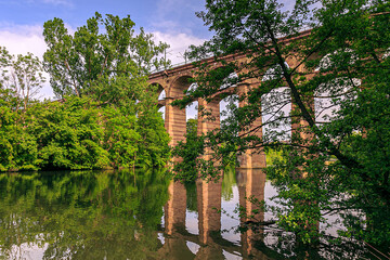 Der Eisenbahnviadukt Enzviadukt über den Fluss Enz in der Stadt Bietigheim-Bissingen, Baden...