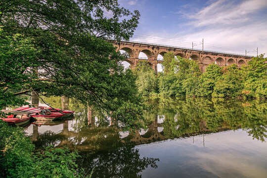 Der Eisenbahnviadukt Enzviadukt &uuml;ber den Fluss Enz in der Stadt Bietigheim-Bissingen, Baden W&uuml;rttemberg, Deutschland, Europa.