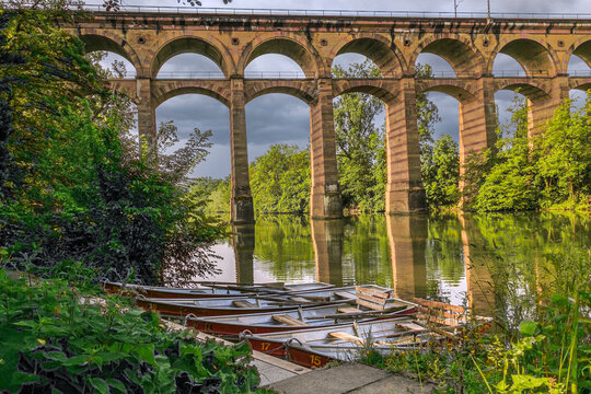 Der Eisenbahnviadukt Enzviadukt &uuml;ber den Fluss Enz im Vordergrund schwimmene Boote in der Stadt Bietigheim-Bissingen, Baden W&uuml;rttemberg, Deutschland, Europa