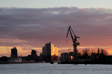 Obraz premium Hamburger Hafen bei Sonnenaufgang im Frühling