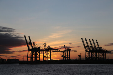 Hamburger Hafen bei Sonnenaufgang im Frühling
