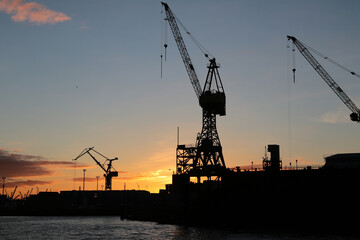 Obraz premium Hamburger Hafen bei Sonnenaufgang im Frühling