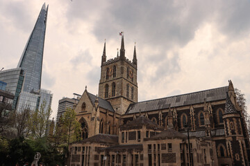 Weltstadt London; Kontrast in Southwark, Wolkenkratzer  überragt die mittelalterliche Kathedrale - obrazy, fototapety, plakaty