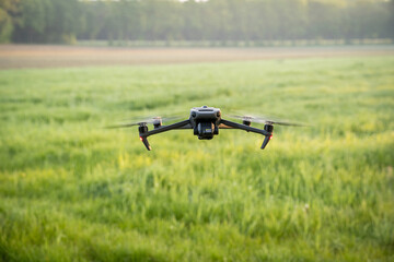 Drohnen mit Wärmebildkameras suchen die Wiese nach Kitzen ab, bevor gemäht wird.