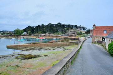 Fototapeta na wymiar Paysage de mer à Ploumanac'h en Bretagne