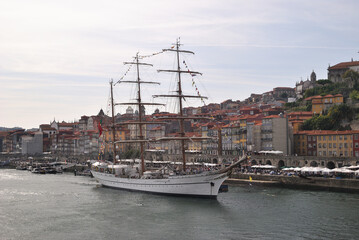 Veleiro grande ancorado no cais da ribeira da cidade do Porto, no vale do douro, madrugada, nascer...