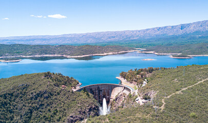 dique la viña foto aerea con drone y al fondo las altas cumbres 