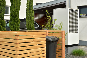 Holzlattenzaun als Abgrenzung und Sichtschutz zum für die Mülltonnen eines Wohnhauses mit Wärmepumpe © Hermann
