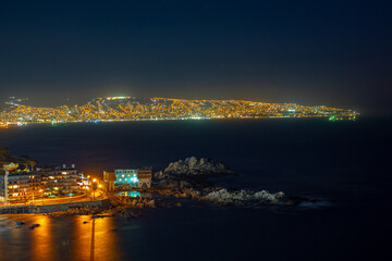 Naklejka na ściany i meble noite e luzes de prédios da praia Cochoa, Viña del Mar, Valparaíso, Chile