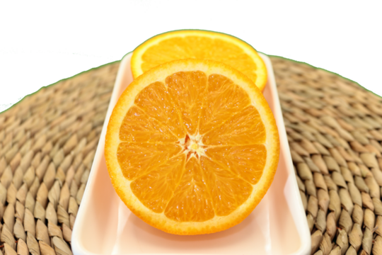 라탄접시 위에 상큼하고 달콤하게 잘익은 오렌지의 단면
