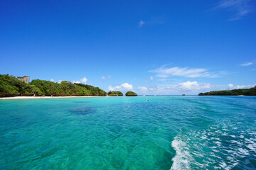 夏の石垣島の川平湾の澄んだ海と青い空