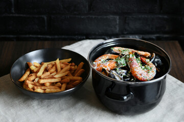 Mussels with sauce and shrimps and french fries