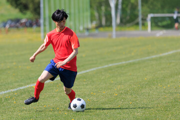 サッカー,フットボール,スポーツ,運動,試合,ゲーム,芝生,走る,ドリブル,シュート,キック,学生,人,日本,日本人,アジア,サッカーグランド,サッカーボール,球技,ボール,グランド,若い,足,男性,ユニフォーム、屋外,サッカー場,サッカーグラウンド,選手,プレーヤー © makieni