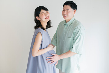 妊婦,若い夫婦,マタニティ,白背景