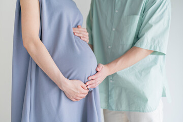 妊婦,若い夫婦,マタニティ,白背景