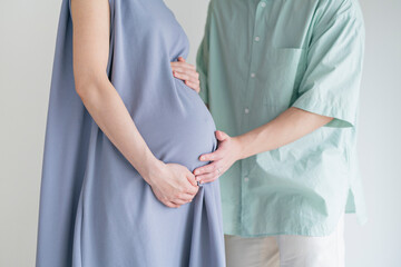 妊婦,若い夫婦,マタニティ,白背景